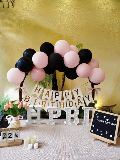 Trang trí tông hồng đen: bóng bay, băng chữ Happy Birthday, chữ HPBD và bảng đen viết tên