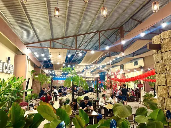 Khu mái che rộng, khách ngồi kín, đèn dây vàng