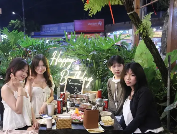 Tiệc sinh nhật với đèn neon và bảng chúc mừng